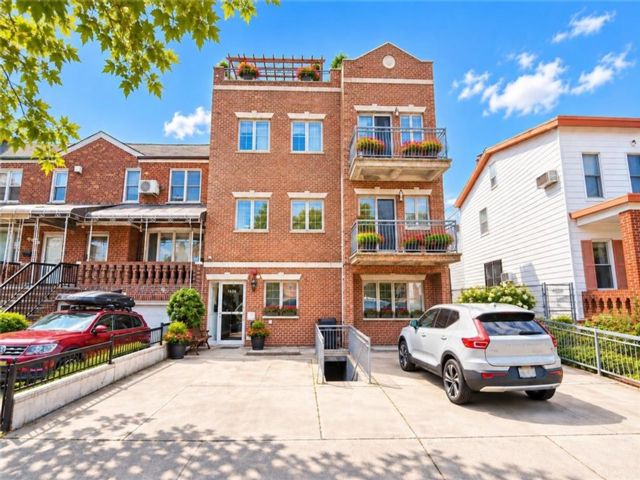  2 BR,  2.00 BTH &nbsp;Condominium style home in Bensonhurst