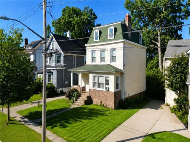  4 BR,  2.00 BTH &nbsp;Multi-family style home in West Brighton
