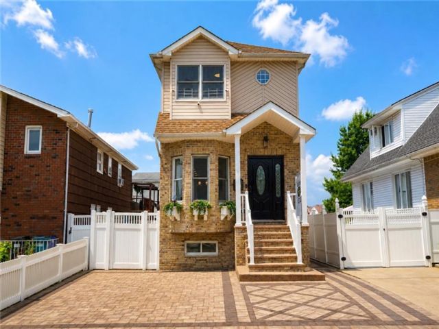  3 BR,  0.00 BTH &nbsp;Multi-family style home in Westerleigh