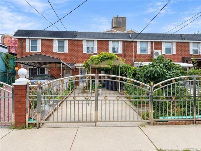  3 BR,  2.00 BTH &nbsp;Single family style home in Coney Island