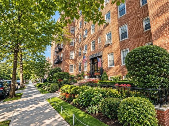  2 BR,  1.00 BTH &nbsp;Co-op style home in Bay Ridge
