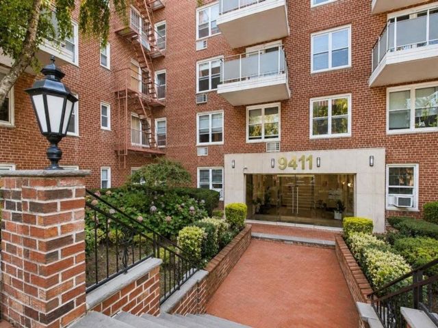  2 BR,  1.00 BTH &nbsp;Co-op style home in Bay Ridge