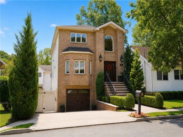  4 BR,  4.00 BTH &nbsp;Single family style home in Richmondtown