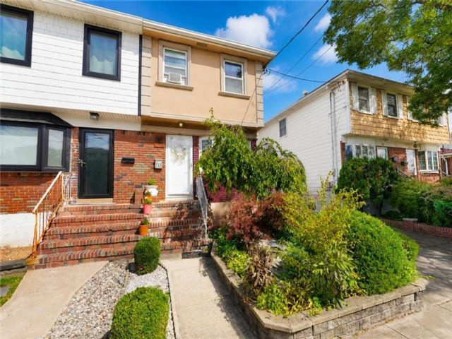  3 BR,  3.00 BTH &nbsp;Single family style home in Dongan Hills-above Hylan