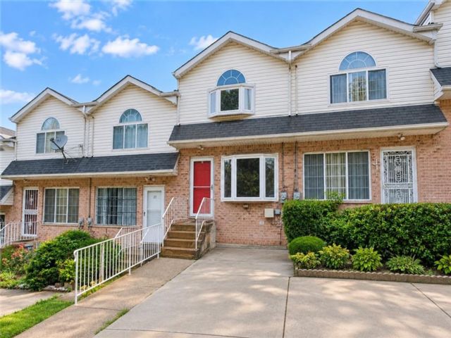  3 BR,  2.00 BTH &nbsp;Single family style home in Rosebank