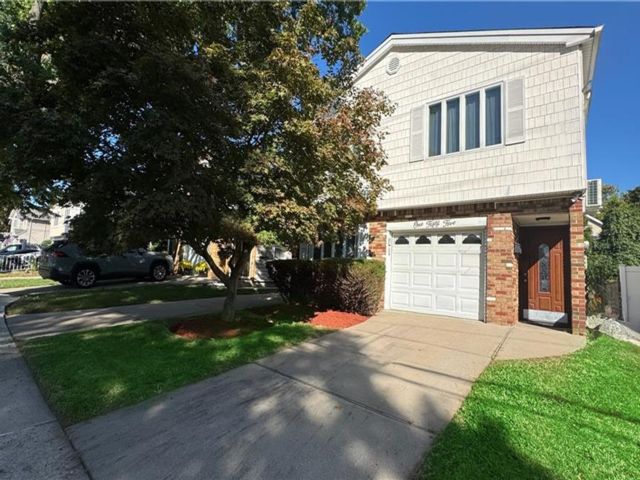 4 BR,  2.00 BTH &nbsp;Multi-family style home in Westerleigh