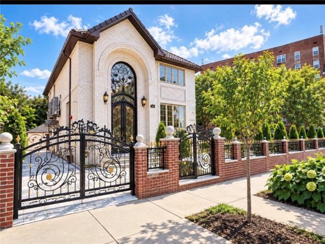  6 BR,  6.00 BTH &nbsp;Single family style home in Prospect Heights
