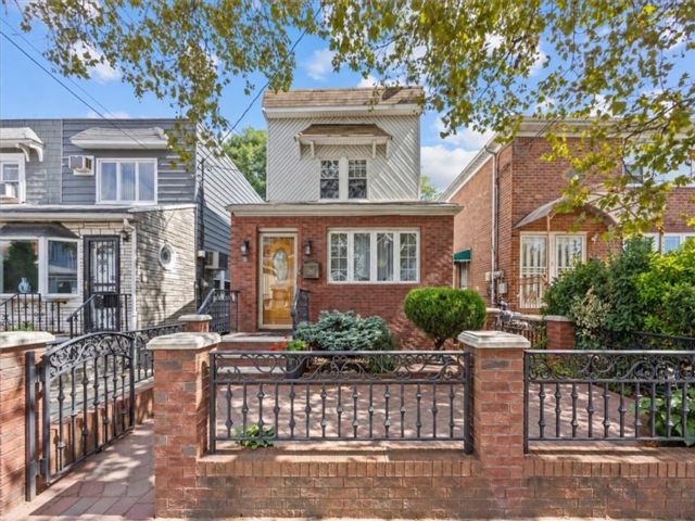  5 BR,  3.00 BTH &nbsp;Single family style home in Old Mill Basin