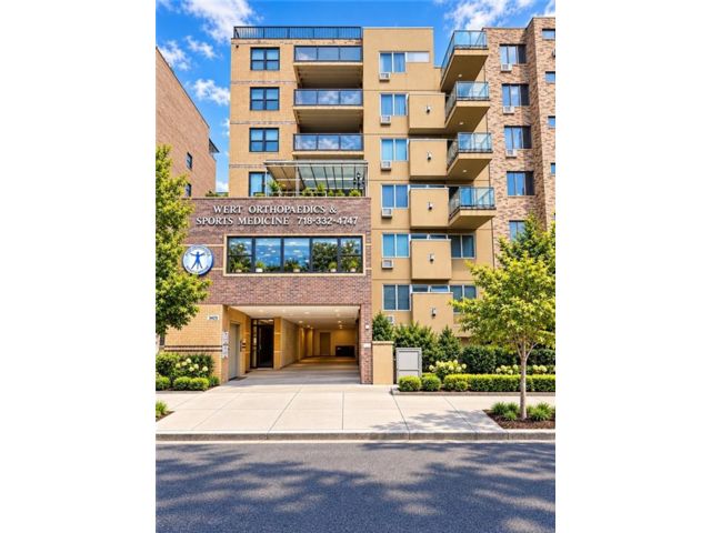  3 BR,  2.00 BTH &nbsp;Condominium style home in Brighton Beach
