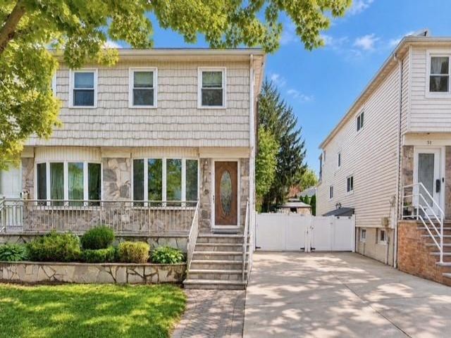  3 BR,  3.00 BTH &nbsp;Single family style home in Bulls Head
