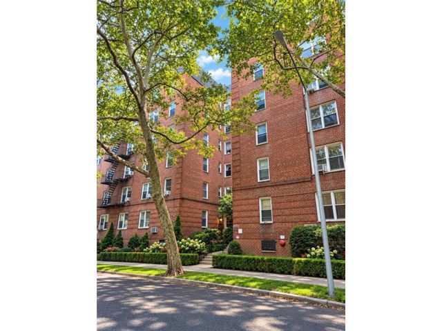  2 BR,  1.00 BTH &nbsp;Co-op style home in Sheepshead Bay