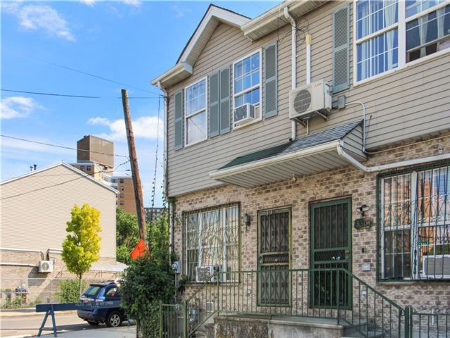  3 BR,  2.00 BTH &nbsp;Single family style home in Coney Island