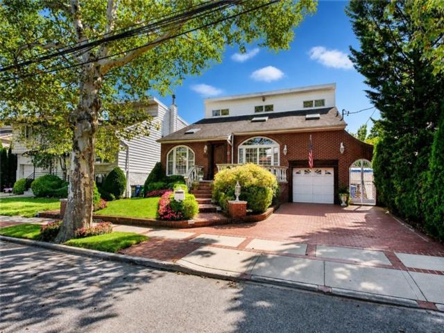  4 BR,  4.00 BTH &nbsp;Single family style home in Mill Basin