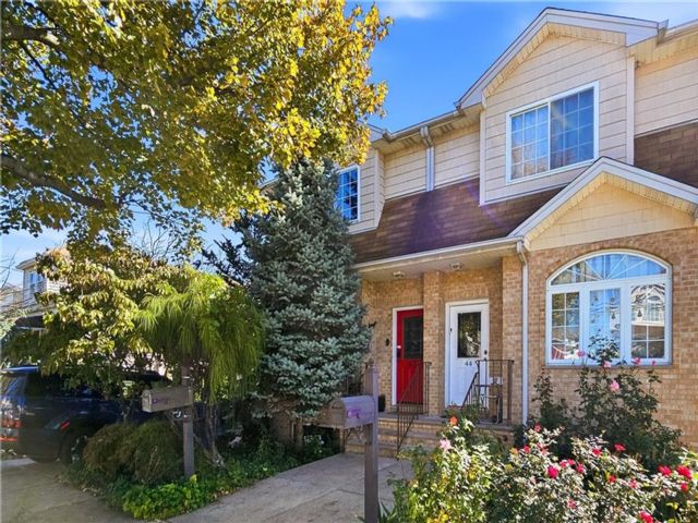  3 BR,  4.00 BTH &nbsp;Single family style home in New Dorp