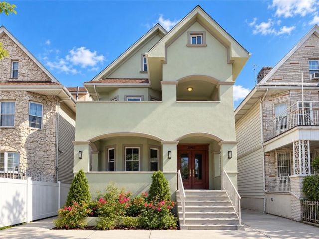  7 BR,  0.00 BTH &nbsp;Multi-family style home in Bensonhurst