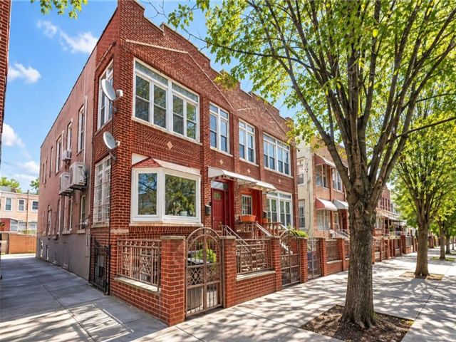  6 BR,  2.00 BTH &nbsp;Multi-family style home in East New York