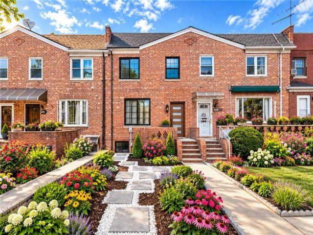  3 BR,  4.00 BTH &nbsp;Single family style home in Dyker Heights