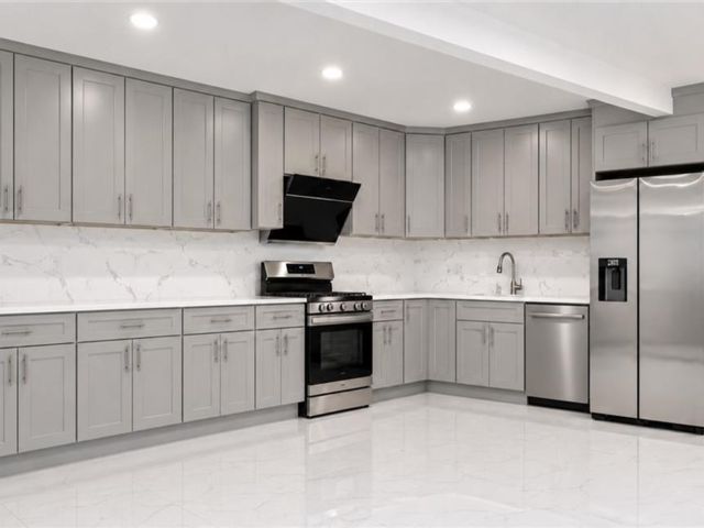  3 BR,  2.00 BTH &nbsp;Multi-family style home in College Point