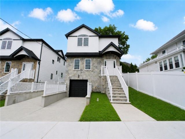  6 BR,  4.00 BTH &nbsp;Single family style home in Sunset Hill