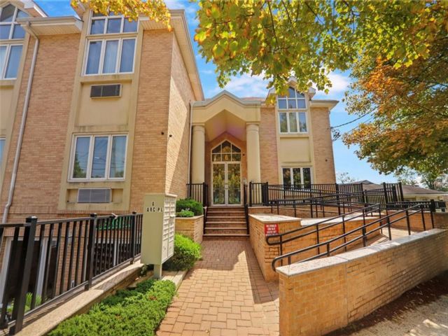  3 BR,  2.00 BTH &nbsp;Condominium style home in New Dorp
