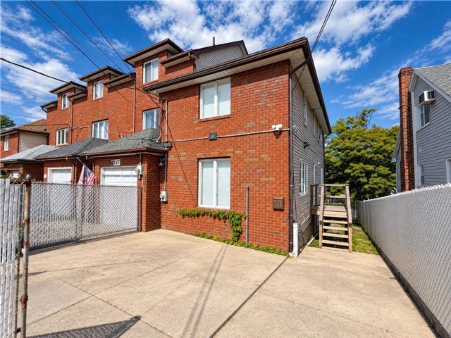  2 BR,  3.00 BTH &nbsp;Single family style home in Great Kill