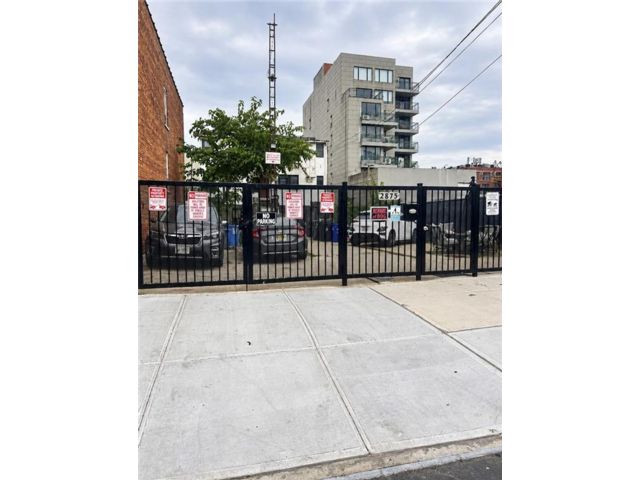 Lot <b>Size:</b>  &nbsp;Land style home in Coney Island
