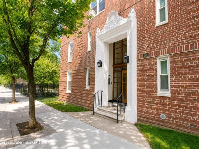  1 BR,  1.00 BTH &nbsp;Co-op style home in Bay Ridge