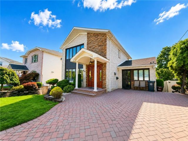  3 BR,  2.00 BTH &nbsp;Single family style home in Lower Todt Hill
