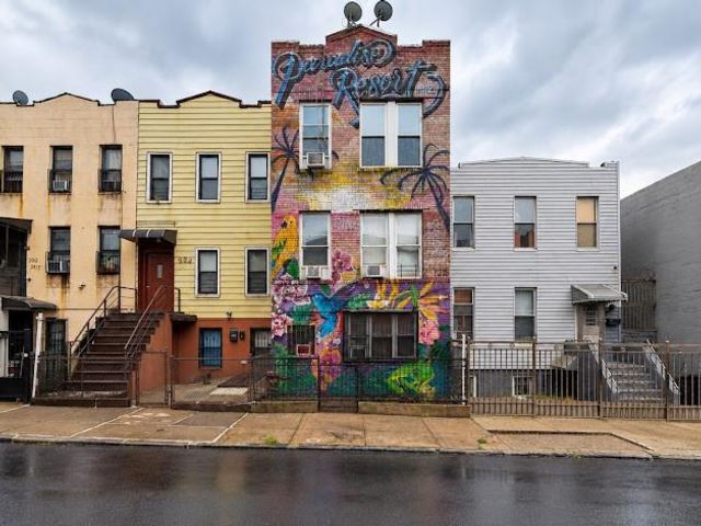  6 BR,  3.00 BTH &nbsp;Multi-family style home in Sunset Park