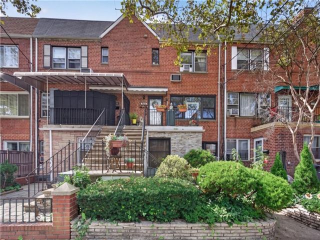  5 BR,  4.00 BTH &nbsp;Multi-family style home in Sheepshead Bay