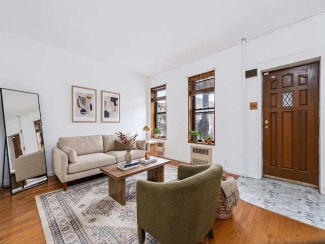  3 BR,  2.00 BTH &nbsp;Single family style home in Bensonhurst
