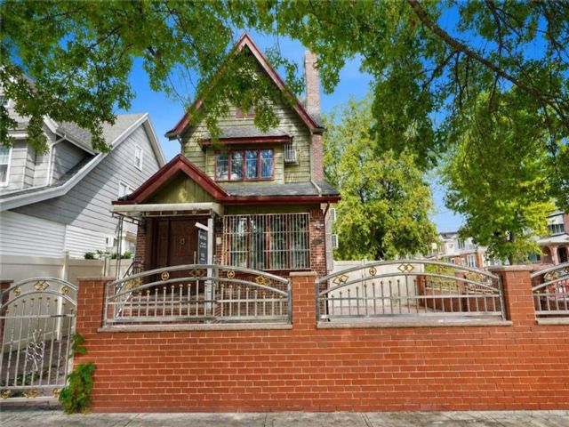  6 BR,  2.00 BTH &nbsp;Single family style home in Midwood