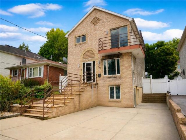  4 BR,  3.00 BTH &nbsp;Single family style home in Westerleigh