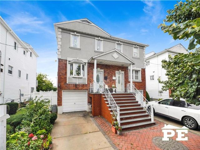  3 BR,  3.00 BTH &nbsp;Single family style home in Bergen Beach