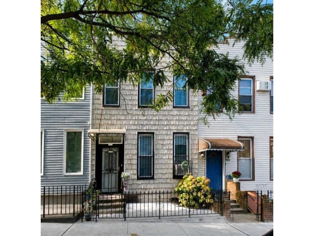  3 BR,  0.00 BTH &nbsp;Multi-family style home in Park Slope