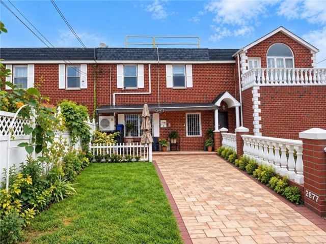  4 BR,  3.00 BTH &nbsp;Single family style home in Coney Island