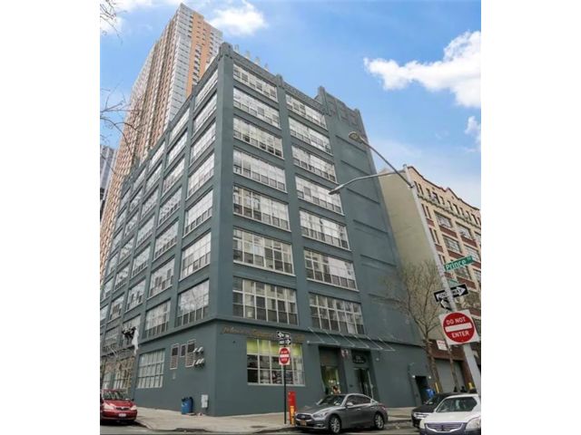  1 BR,  2.00 BTH &nbsp;Condominium style home in Brooklyn Heights