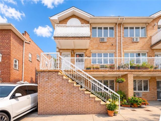  3 BR,  2.00 BTH &nbsp;Condominium style home in Bensonhurst