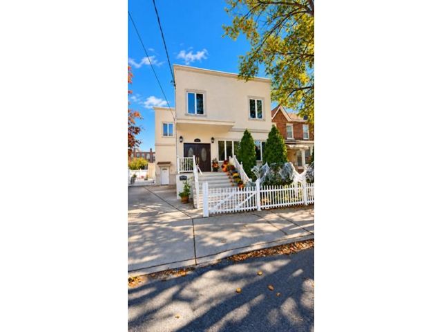  4 BR,  6.00 BTH &nbsp;Condominium style home in Sheepshead Bay