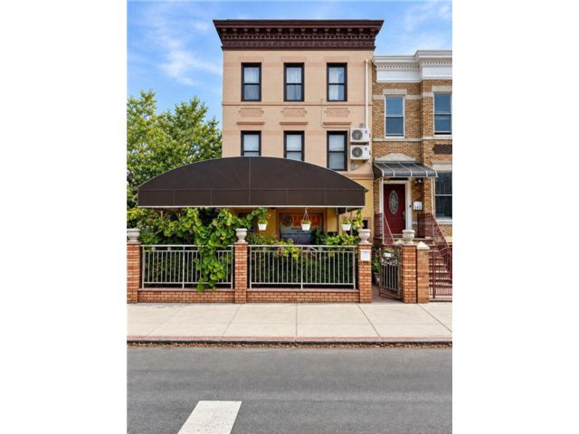 Studio,  0.00 BTH &nbsp;Mixed use style home in Bensonhurst
