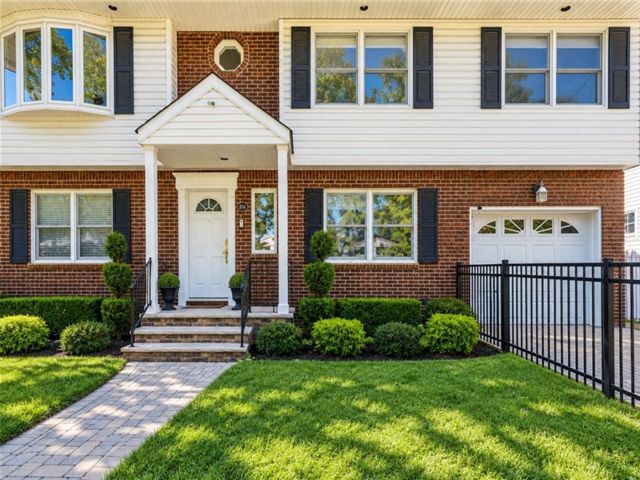  4 BR,  4.00 BTH &nbsp;Multi-family style home in Tottenville