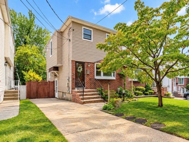 4 BR,  3.00 BTH &nbsp;Single family style home in Great Kill