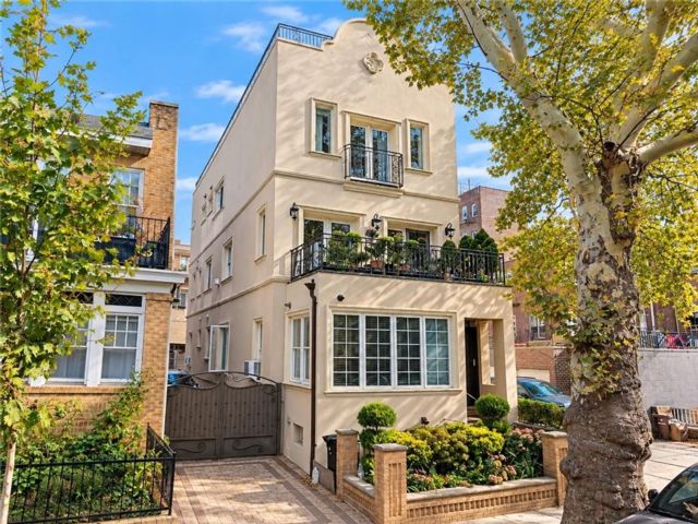  6 BR,  6.00 BTH &nbsp;Multi-family style home in Bay Ridge