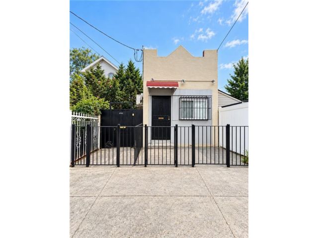 Studio,  0.00 BTH &nbsp;Mixed use style home in Gravesend