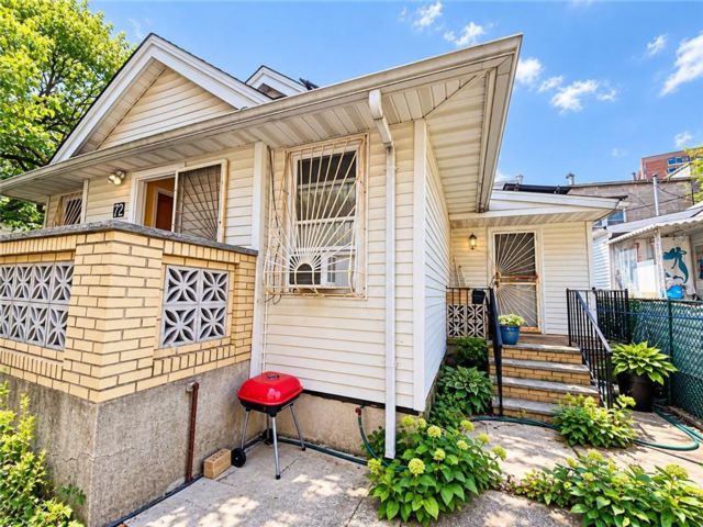  3 BR,  2.00 BTH &nbsp;Single family style home in Brighton Beach
