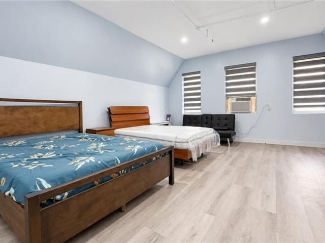  1 BR,  1.00 BTH &nbsp;Multi-family style home in Elmhurst