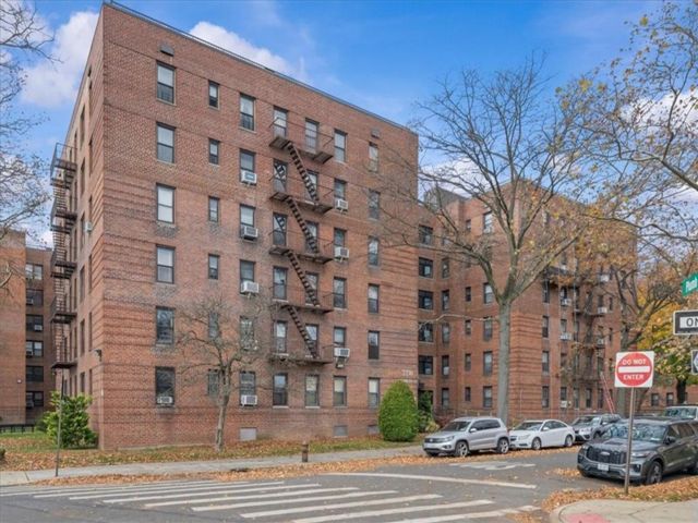  2 BR,  1.00 BTH &nbsp;Co-op style home in Marine Park
