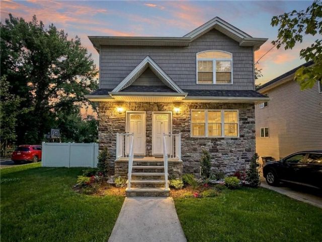  6 BR,  5.00 BTH &nbsp;Multi-family style home in Pleasant Plains