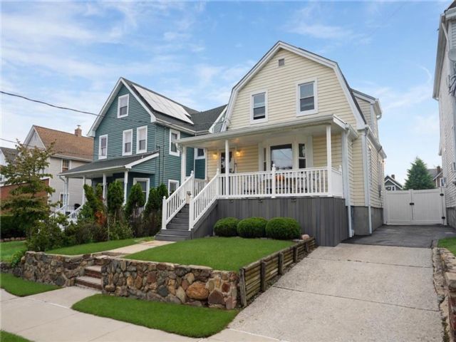  3 BR,  2.00 BTH &nbsp;Single family style home in Tottenville