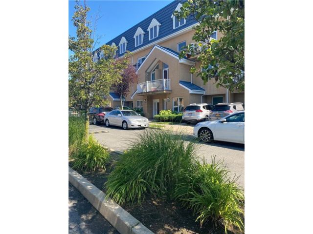  2 BR,  3.00 BTH &nbsp;Condominium style home in Bergen Beach